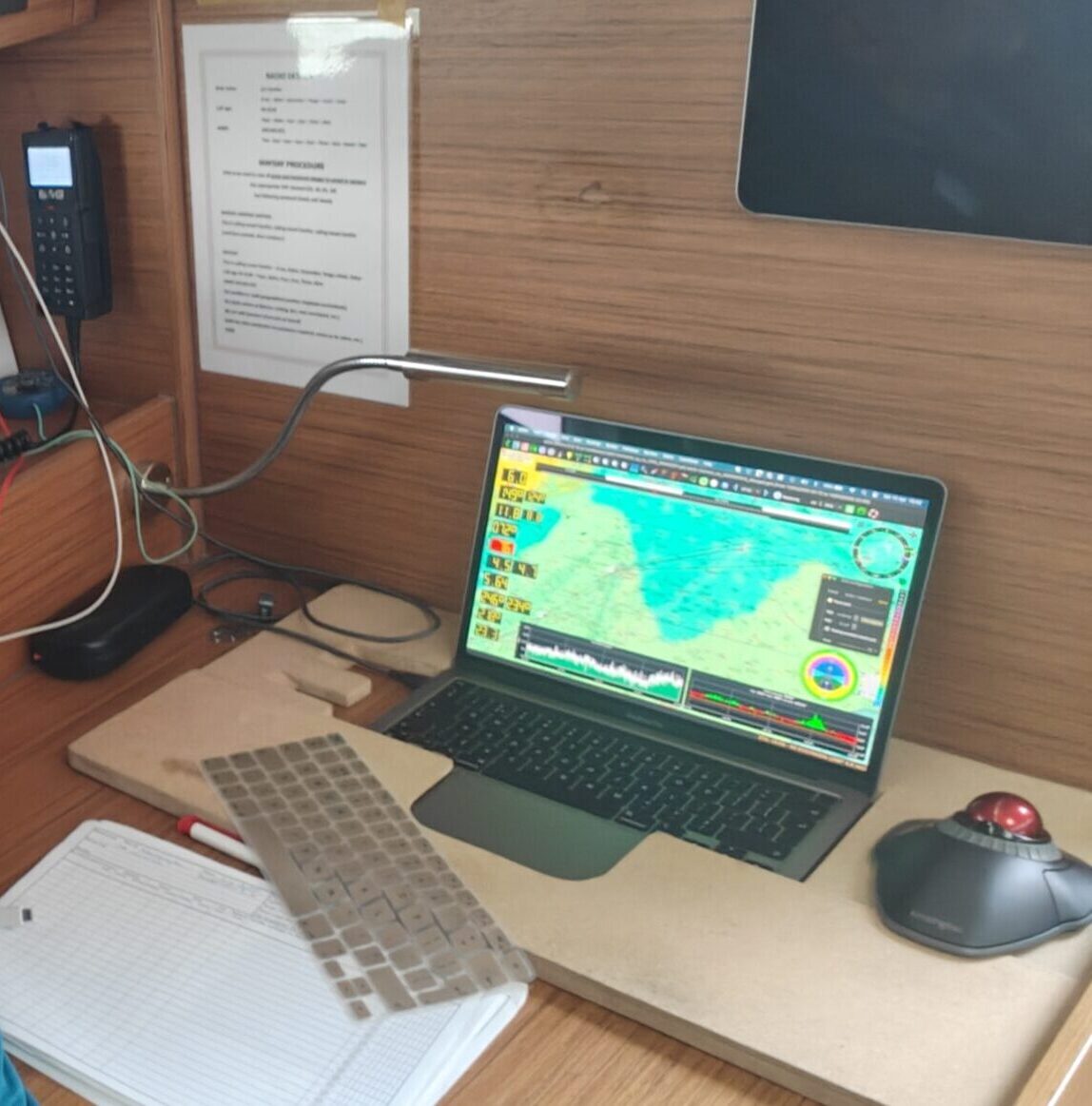 Remco achter de navigatietafel